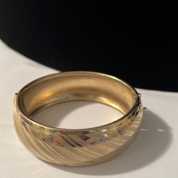 Vintage, gold tone, hinged bangle bracelet - Picture 2 of 9